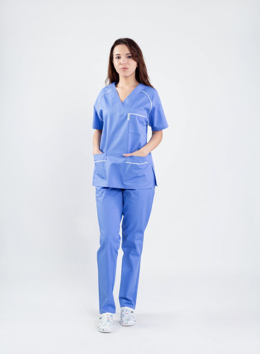 costum medical asistenta cu bluza si pantalon