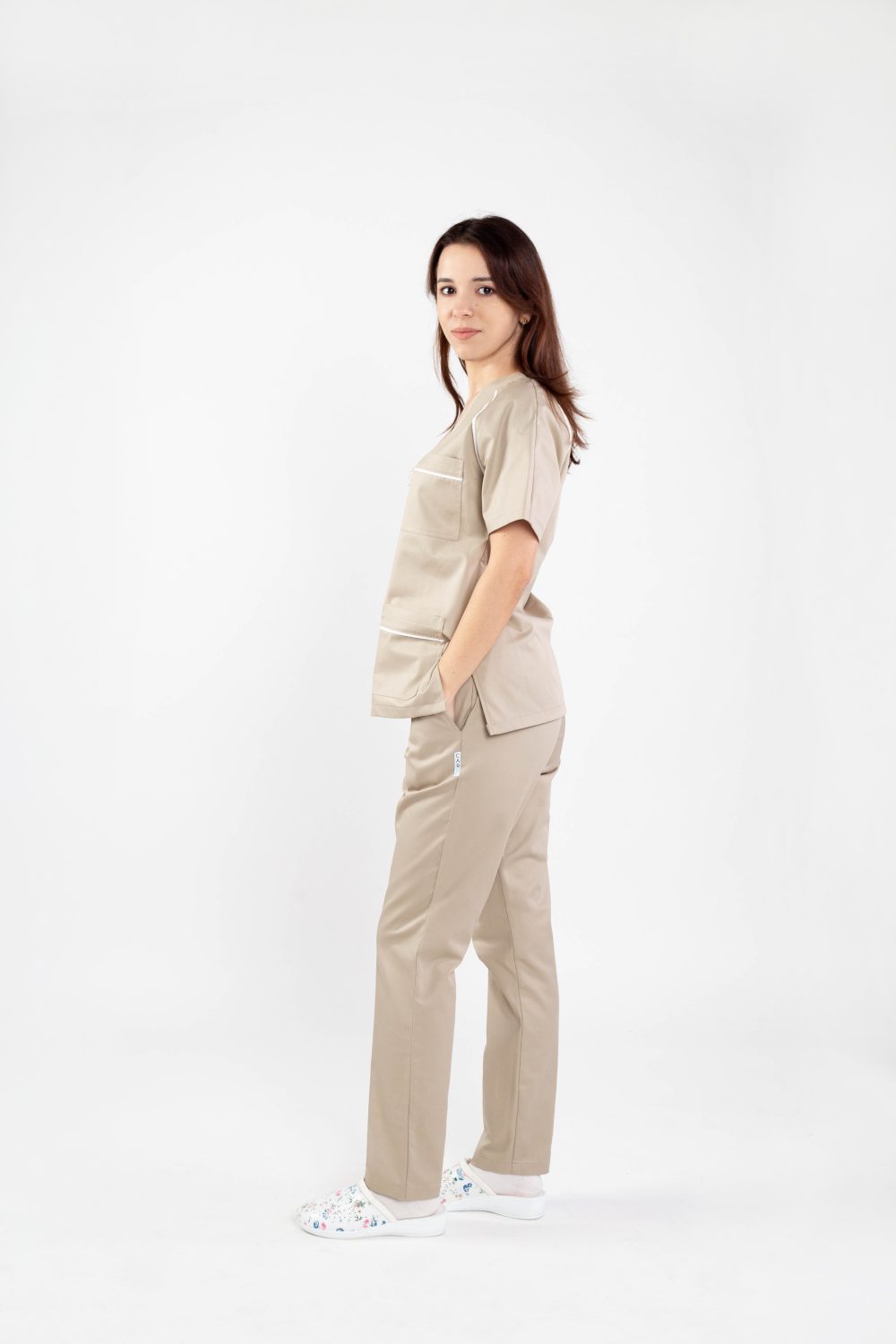 costum medical asistenta cu bluza si pantalon