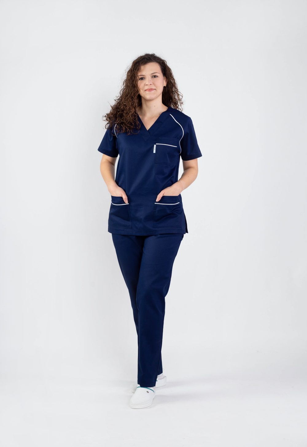 costum medical asistenta cu bluza si pantalon