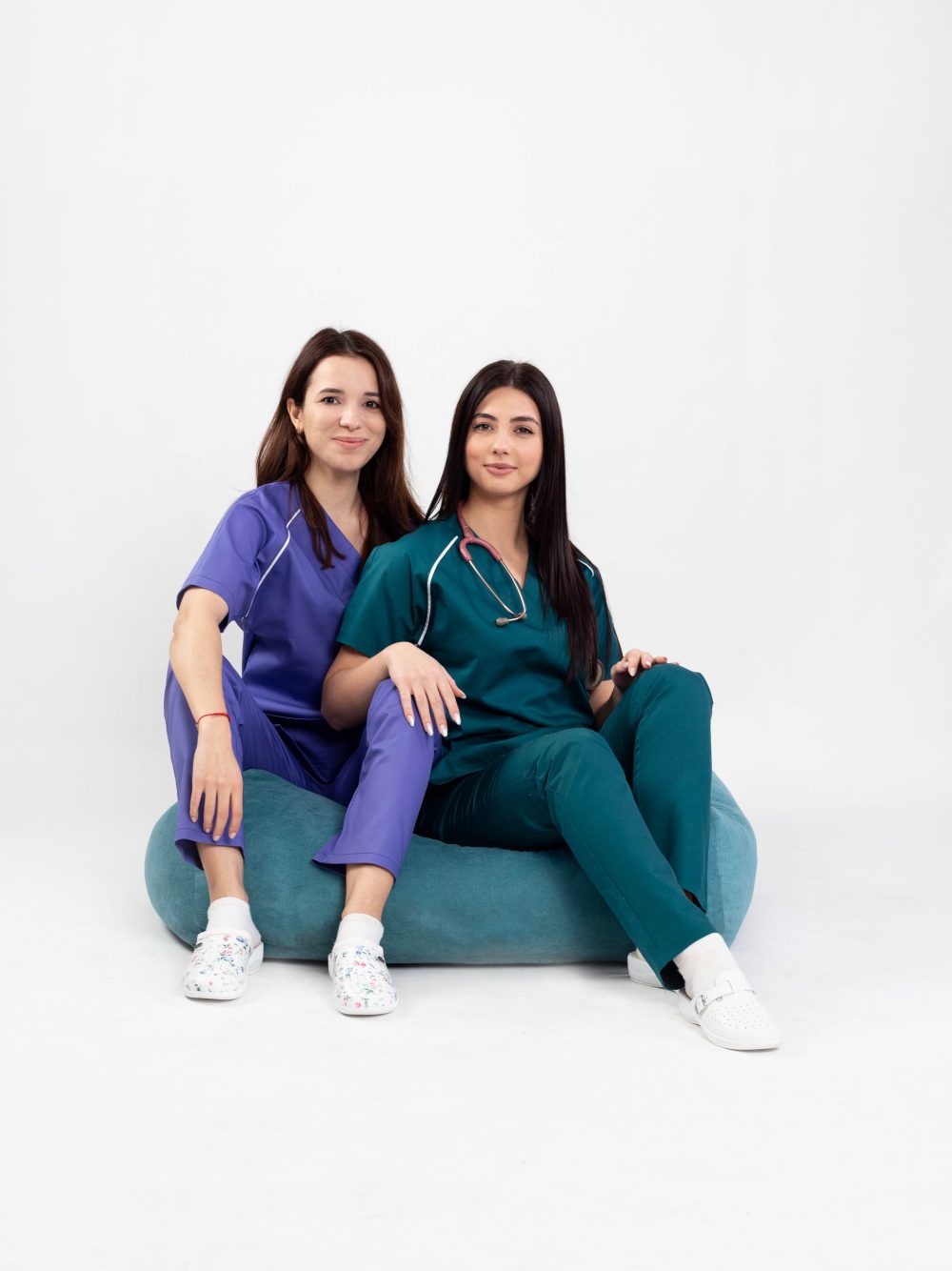 costum medical asistenta cu bluza si pantalon