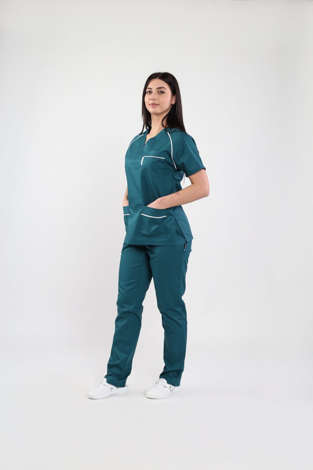 costum medical asistenta cu bluza si pantalon