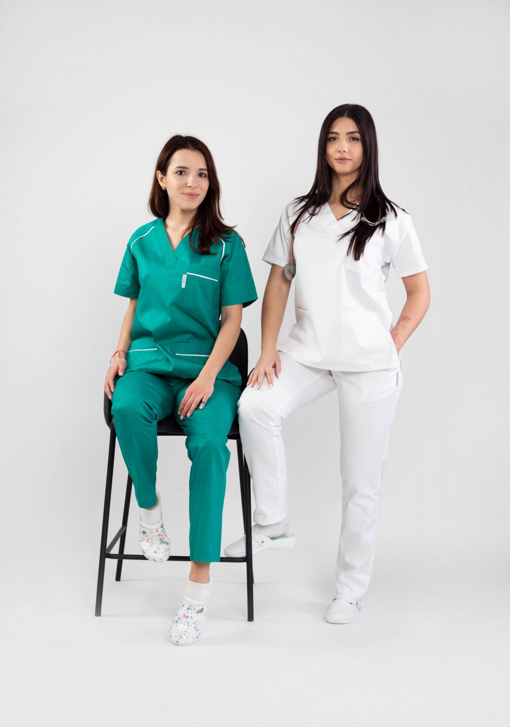 costum medical asistenta cu bluza si pantalon