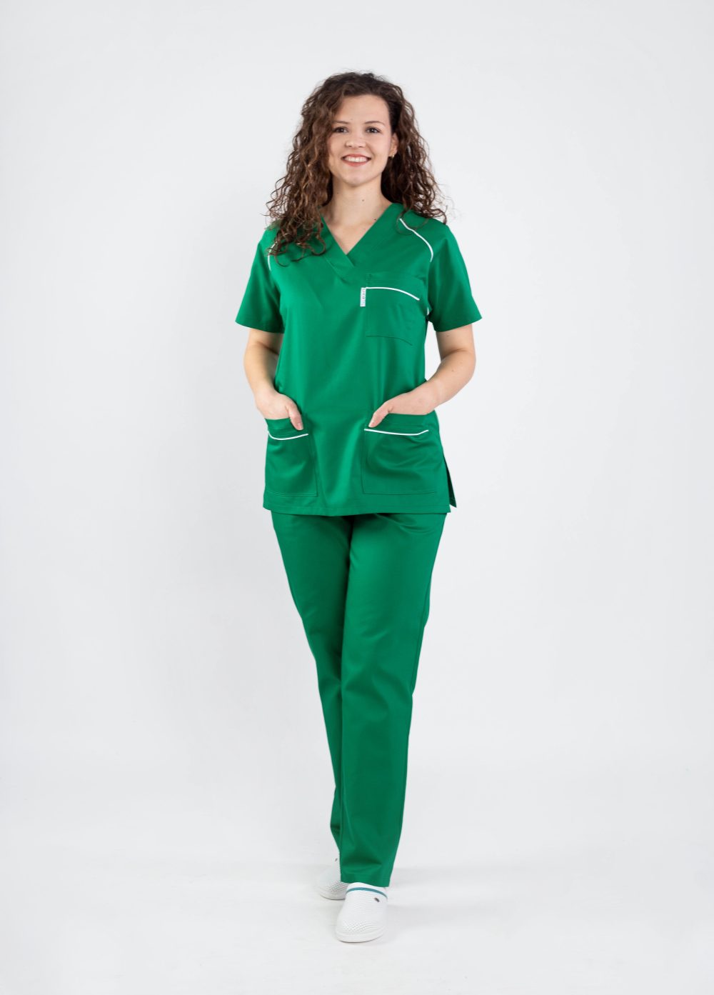 costum medical asistenta cu bluza si pantalon